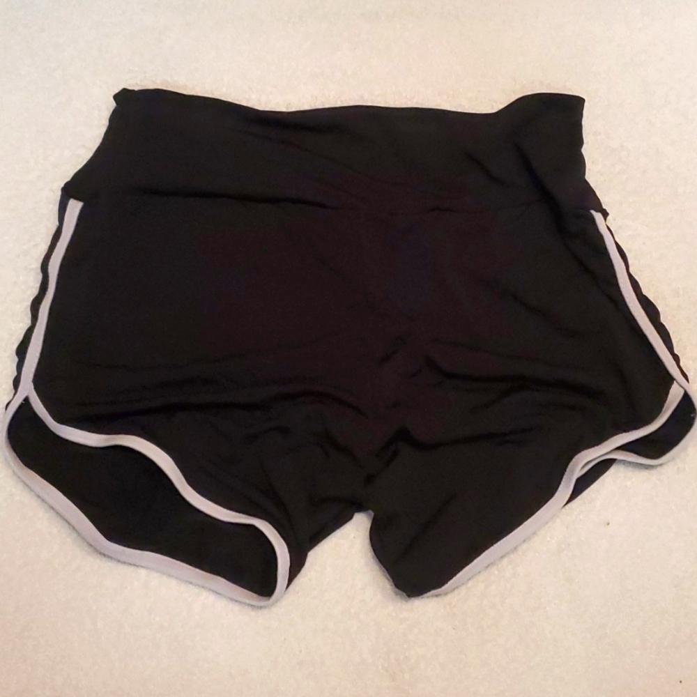 Black white butt scrunch shorts small